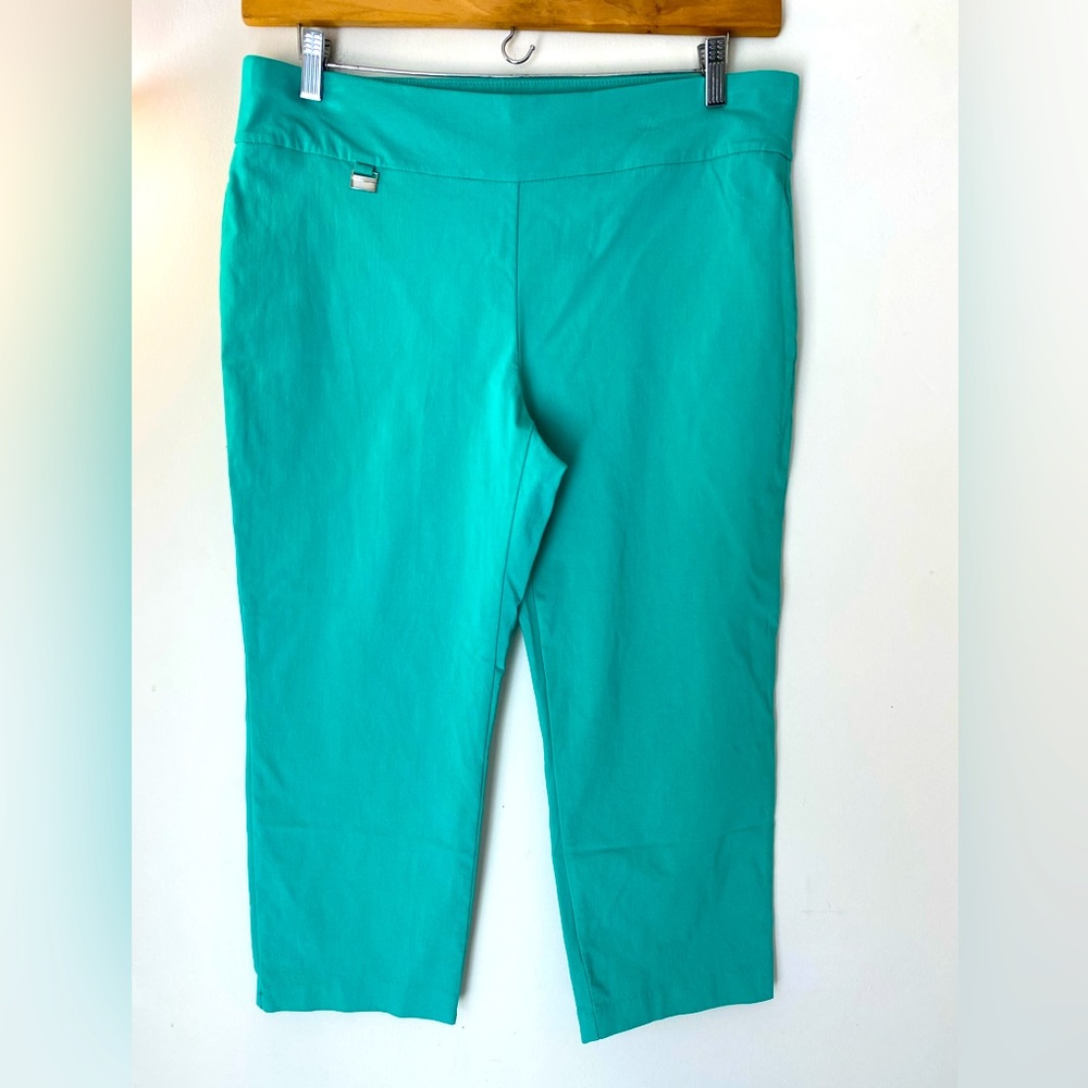 ALFANI Women’s Essential Pull on Capri with Tummy-control. Size 14